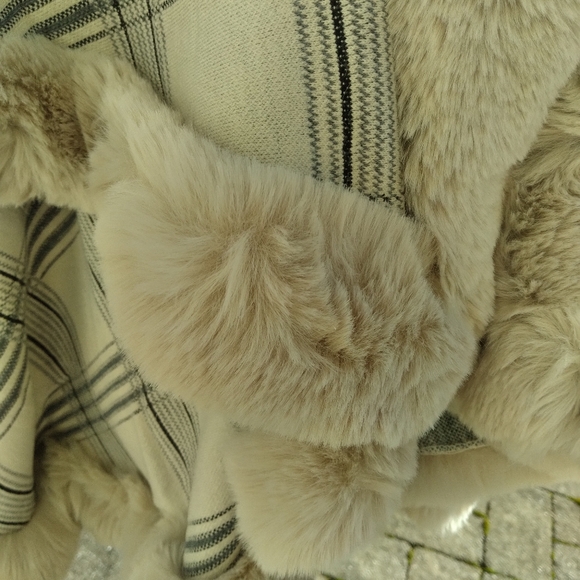 🌱🌾Spring Fling WHITE PLAID Wrap Jacket w/faux fur accents 🌾🌱😲 - Picture 8 of 12